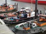 Hamburg am 15.4.2012: Elbe, kleinere Hafenschlepper am Sielponton, in diesem Ausschnitt liegen Schiffe von Meyrose / Vereinigte und Vogler