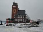 Hamburg-Waltershof am 7.2.2012: Lotsenhaus Seemannshft,von westen gesehen, im Vordergrund das Leuchtfeuer Seemannshft; von hier werden die Schiffe mit Hafen- und Elblotsen bedient (mehr unter Lotsenhaus Seemannshft, Wikipedia)