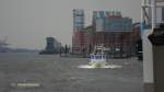 Hamburg am 16.4.2013 auf der Elbe: Blick von einer HADAG-Fhre elbabwrts. Zu sehen sind der Anleger Altona, der zum Wohnhaus umgebaute Speicher einer frheren Mlzerei und das Kreuzfahrt-Terminal-Altona, im Vordergrund das HADAG-Fhrschiff BLANKENESE auf der Linie 61 von Waltershof kommend.