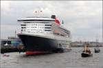 QUEEN MARY 2 (IMO 9241061) wird whrend des Hamburger Hafengeburtstages vom Bunkerboot ANTARES betankt. 12.05.2013