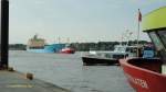 Hamburg, Fährschiffsanleger Finkenwerder am 24.7.2013, Hafenfährschiffe und Tankschiff MAERSK BORNEO unter Schlepperassistenz ZP BOXER in das Köhlfleet einlaufend