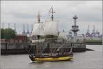 Die Fregatte SHTANDART luft am 12.05.2013 unter Segeln Hamburg an. Der originalgetreue Nachbau des ersten Schiffes der zaristischen russischen Marine ist 35 m lang, 6,80 m breit, hat einen Tiefgang von 3,50 m und eine Segelflche von 660 m. Heimathafen ist St. Petersburg (Russland). 