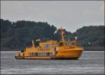 Personenfhre  Jan Molsen  Euronr 05100690 nhert sich auf der Elbe der Anlegestelle von Blankenese.