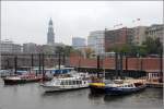 Der Binnenhafen in Hamburg, berragt vom Michel. Hier liegen etliche Barkassen und kleine Fahrgastschiffe. 11.10.2013