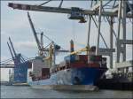 Containerfrachtschiff  Norderoog, Flagge Gibraltar, Bj 2002, MMSI 236262000, IMO 9256315, L 162 m, B 25 m, wird am 17.09.2013 am Tollerort Container Terminal Ent- und Beladen.
