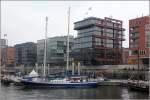 Der 1974 gebaute Gaffelschoner JOHANN SMIDT (ex EENDRACHT) liegt am 11.10.2013 im Sandtorhafen in Hamburg. Sie ist 36 m lang, 8 m breit und hat eine Segelflche von 471 m. Mitsegeln knnen 30 Passagiere. Heimathafen ist Bremen.