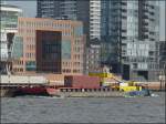 Schubverband mit  Schubboot Ronja, beladen mit einem Frachtcontainer bei der Durchfahrt im Hafen von Hamburg aufgenommen.