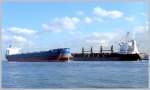 Begegnung auf der Elbe im Hamburger Hafen. Am 2.10.07
