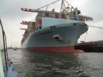 Ein Container Schiff im Hamburger Hafen.