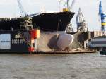Hamburg am 15.2.2014: Ein Containerschiff im Dock 11 von Blohm + Voss wird mit neuer Farbe versehen, daher auch kein Schiffsname zu erkennen, weder vorn noch achtern oder am Aufbau
