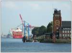 Blick von Finkenwerder elbaufwrts. Rechts die Lotsenstation und Bildmitte ein Containerschiff am  Burchardkai . Am 24.09.07.
