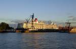 Die Queen Elizabeth am 29.05.14 zu Umbauarbeiten in Hamburg im Blohm+Voss Dock Elbe 17