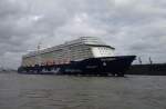 Die neue 295 m lange Mein Schiff 3 beim auslaufen in Hamburg höhe Fischmarkt am 13.06.14, einen Tag nach ihrer Taufe.