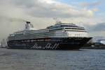 Die 264 m lange 1996 erbaute Mein Schiff 1 (bis 2009 Celebrity Galaxy) beim Auslaufen aus Hamburg am 15.08.14