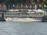Am 30.08.2014 stand ein Personenschiff auf der Elbe in Hamburg.