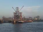 Hamburg bei Nebelwetter am 25.11.2014: Ölpier im Köhlfleethafen