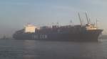 Hamburg am nebligen 25.11.2014, Elbe Höhe Athabaskakai mit der von Schleppern im Strom gehaltenen CMA CGM Balzac (IMO 9222273) /   Containerschiff / BRZ 73.172 / Lüa 300,27 m, B 40,3 m, Tg