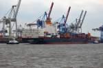 SANTOS  EXPRESS Containerschiff  IMO 9301835  , Baujahr 2006 , 260 x 32m , TEU 4253 ,  beim Anlegemanöver im Hamburger Hafen  07.04.2015  