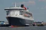 QUEEN MARY  2 , Kreuzfahrtschiff , IMO 9241061 , Baujahr 2003  , 345 x  41 m , festgemacht in Hamburg-Altona 12.06.2015