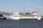 Der Kreuzfahrer Braemar (IMO:9000699) beim Treibstoff bunkern im Hamburger Hafen am 06.04.2015...