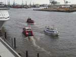 Hamburg am 26.8.2014: reger  Fährverkehr vor dem Cruisecenter Altona / 