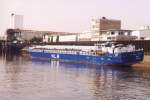 Der Kümo  KAY L.  aus Emden ist am 27.05.1999, bei der Einfahrt in den Peutekanal (Hamburg), auf Grund gelaufen.