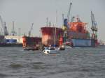 Hamburg am 18.7.2014: Blohm + Voss, (Schwimm-)Dock 11 mit der eingedockten  YEOMAN BRIDGE und regem  Kleinschiffsverkehr auf der Elbe /