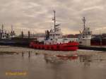 ZP CONDON (Kotug) 004 (IMO 8103066) am 9.1.2016, Hamburg, Schlepperponton Neumühlen /

Assistenzschlepper / BRZ 194 / Lüa 28,5 m, B 10,37 m, Tg 5,06 m / 2.206 kW, 11,5 kn, Pfahlzug 45 t / 1981 bei Valley Shipbuilding Inc., Brownsville, Texas, USA / das Schiff steht zum Verkauf 
