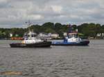 PETER (IMO 9445863) und FAIRPLAY X (IMO 9541681) am 8.9.2015, Hamburg, Elbe Höhe Bubendeyufer, als Heckschlepper an der HANJIN EUROPE mit einem Pfahlzug von ges.