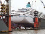 Hamburg am 4.4.2016: Einblick in das Blohm + Voss  (Schwimm) Dock 11 mit der darin liegenden AMADEA (IMO 8913162) /
ex ASUKA, NYK Cruises, Tokio bis Feb. 2006 /
Kreuzfahrer / BRZ 27.856 / Lüa 192,82 m, B 24,7 m, Tg 6,7 m / 2 MAN-Mitsubishi-Diesel, 15.560 KW, 21.160 PS, 2 Propeller, 21 kn / 1991 bei Mitsubishi, Nagasaki,, Japan / Flagge: Bahamas, Heimathafen: Nassau /
