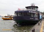TOLLERORT (1) (ENI 048 05060) am 24.9.2015, Hamburg, Elbe, Landungsbrücken  /    Einmann-Fährschiff Typ 2000 / HADAG / Lüa 29,95 m, B 8,15 m, Tg 1,7 m / 2 Diesel, 2 Ruder-Propeller, 12