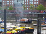 KARIN (ENI 02012209) am 4.5.2016, Hamburg, Elbe, an einer Baustelle im Binnenhafen, beim Drehen mit dem Querstrahlruder dicke Qualmwolken ausstoßend /
Schubschlepper / Lüa 17,65 m, B 5,77 m, Tg 2,6 m / 1 Diesel, MWM D-440-6, 300 kW (410 PS), 1 Propeller, Pfahlzug 7,5 t / Ausrüstung u.a.: Bugstrahlruder, Hubbrücke, Hydr. Ladekran, 4 Koppelwinden / gebaut 1973 bei Oelkers, HH-Wilhelmsburg / Eigner: seit 2012 Schleppkontor Meyrose, HH / 