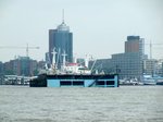 Das Docktor vom Trockendock Elbe 17 wurde abgezogen - nun konnte die Queen Mary 2 das Dock verlassen.
