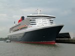 TMS Eventum (04812030 , 84,66 x 9,49m / unten links im Bild) und die Queen Mary 2 (IMO 9241061 , 345,03 x 41,15m) am 17.06.2016 im Kaiser-Wilhelm-Hafen in Hamburg-Steinwerder. Nach dem Ausdocken wurde die QM2 an das Cruisecenter Steinwerder verholt.