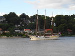 MARE FRISIUM (IMO 5344592) am 5.8.2016, Hamburg auslaufend, Elbe Höhe Övelgönne /
3-Mastmarstoppsegelschoner / BRZ 210 / Lüa 49,5 m, B 6,7 m, Tg 3,3 m / Segelfläche: 634 m², 9 kn / 1 Diesel, Scania, 264 kW, 359 PS, 7 kn  / 90 Tagesgäste, 36 Pass., 12 Kabinen / Eigner: Tall Ship Company,  Flagge: Niederlande, Heimathafen: Harlingen / gebaut 1916 als Logger, 
