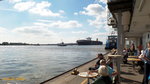 Hamburg am 16.8.2016: Blick elbabwärts vom Anleger Teufelsbrück mit dem aufkommenden Containerschiff MSC CHRISTINA (IMO 9465241) /