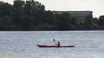 Hamburg am 16.8.2016: einsamer Paddler auf der Großschifffahrtsstraße Elbe vor Finkenwerder /