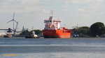 STEN SKAGEN  (IMO 9460239) am 16.8.2016, Hamburg auslaufend, das Schiff wird durch Schlepper PETER (IMO 9445863) rückwärts aus dem Köhlfleethafen in das Fahrwasser der Elbe gezogen, um dann Hamburg in Richtung Nordsee zu verlassen /
Oil- + Chemikalientanker / BRZ 13.283 / Lüa 148,71 m, B 23,94 m, Tg 9,27 m / 1 Diesel, 7294 kW (9.920 PS) / gebaut 2009 bei Jiangnan Shipyard Group,Shanghai, China / Flagge: Gibraltar / Eigner + Manager: Stenersen Rederiet, Bergen, Norwegen /   