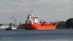 STEN SKAGEN  (IMO 9460239) am 16.8.2016, Hamburg auslaufend, das Schiff wird durch Schlepper PETER (IMO 9445863) rückwärts aus dem Köhlfleethafen in das Fahrwasser der Elbe gezogen, um