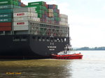 YM WHOLESOME (IMO 9704611) am 16.8.2016, Hamburg, Elbe, Höhe Blankenese, assistiert vom Schlepper ZP BOXER (IMO 9597355) oder Treibstoff alle? /   Containerschiff / BRZ 144.651 / Lüa 368 m,