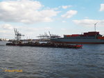 TR 23 (ENI 032200670) eine mit Schrott beladenen Barge schiebend am  16.8.2016, Hamburg, Elbe Höhe Altona /   Schubschiff / Lüa 27,19 m, B 8,7 m, Tg 1,2 m / 2 Diesel, VOLVO, 660 kW (898 PS)