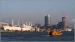 Blick ber die Elbe zur berseebrcke mit dem Museumsschiff CAP SAN DIEGO und den modernen Hochhusern am Nordende der Speicherstadt. Aufnahmedatum: 15.01.2006