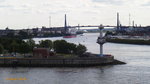Hamburg am 26.8.2014: Blick in den Köhlbrand mit der Köhlbrandbrücke und einem mit Schlepperhilfe auslaufendem Massengutfrachter 
