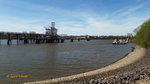 Hamburg am 21.4.2015: Köhlfleethafen mit Ölverladebrücke, an der rechten Seite der Liegeplatz der Lotsenversetzboote, gegenüber die Stackmeisterei (Tonnenhof) der HPA /