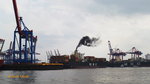 Hamburg am 12.4.2016: Parkhafen mit dem drehenden MSC-Containerschiff mit der „Heizergruß“ genannten Abgasfahne /