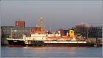 Das Ende 1998 in Dienst gestellte Vermessungsschiff KOMET liegt hier an seinem Heimatkai des Bundesamtes fr Seeschifffahrt und Hydrographie im Hamburger Hafen. Es ist 64,20 m lang und 12,50 m breit. Mit seiner Antriebsleistung von 1.350 kw erreicht es eine Geschwindigkeit von 13,1 Knoten. Aufnahemdatum: 15.01.2006
