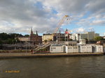 Hamburg am5.8.2016: Blick von der Elbe auf das östliche Ende der Landungsbrücken, hier liegt normalerweise die RICKMER RICKMERS, so ist der Blick frei auf die Häuserzeile an der