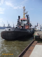 BUGSIER 18 (2) (IMO 9036246) am 1.9.2016, Heckansicht, Hamburg, Elbe, Schlepperponton St. Pauli /
Schlepper (Voith-Schneider Tractor) / BRZ  240 / Lüa 28,3 m, B 9,0 m, Tg 4,6 m / 2 Deutz-Diesel, SBV 6 M 628, ges. 2250 kW, 3060 PS, 2 Voith-Propeller, 26 G II / 165, 12 kn, Pfahlzug 31 t / gebaut 1992 bei P + S Werften, Wolgast /
