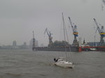 Hamburg am 16.10.2016:Segeljacht bei nebligem Wetter auf der Norderelbe vor Blohm+Voss /