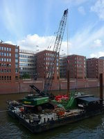 Großer Sennebogen-Raupenkran auf Schwimmponton im Sandtorhafen Hamburg, 8.9.15